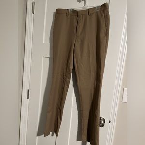 Great condition men’s khaki pants! Hardly worn!